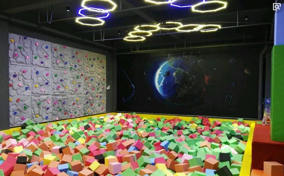 蹦床館