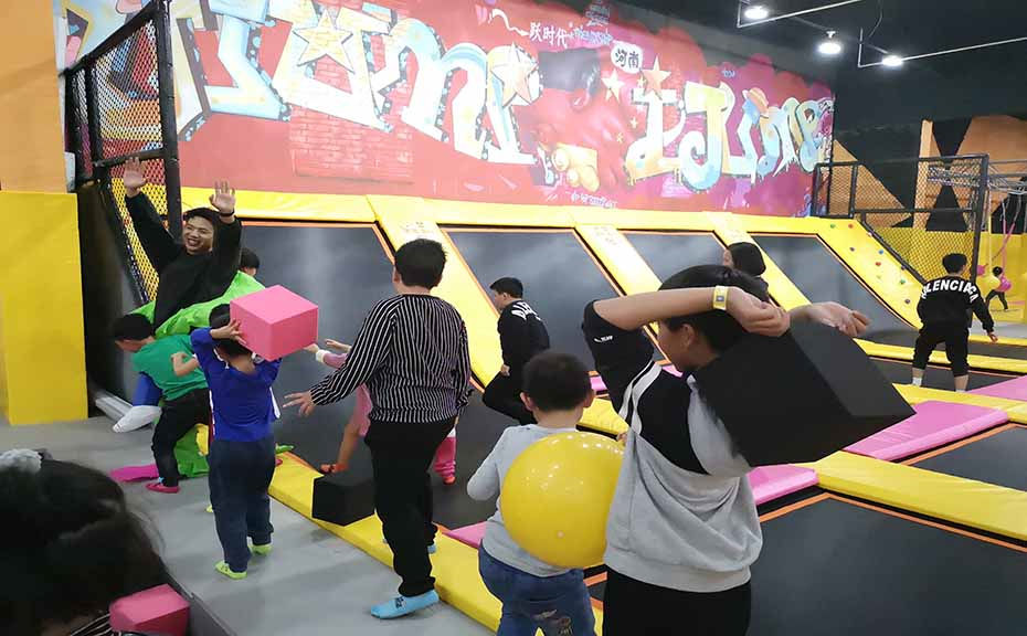 蹦床館