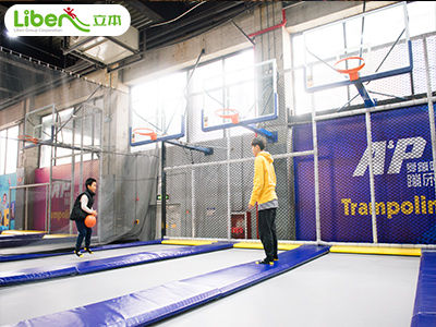 大型室內游樂場賺錢嗎，開個大型蹦床館多少錢?